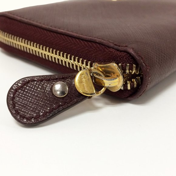 Salvatorte Ferragamo Double Gancio Oxblood Wallet - Picture 4 of 8